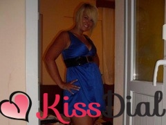 Une jolie blonde tout sourire cherche un petit plan sexe