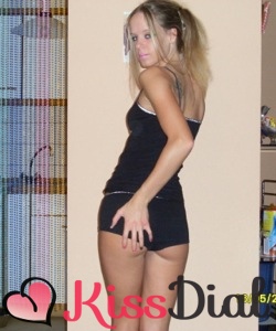 Une jolie blondasse en chaleur cherche du sexe