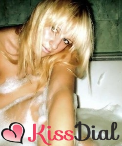 Jolie demoiselle blonde vous invite dans son bain