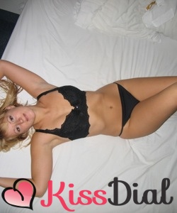 Une jeune et jolie blonde vous attend en lingerie dans son lit