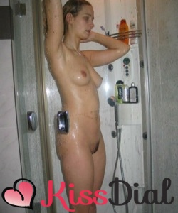 Caroline adorerait prendre du plaisir sous la douche