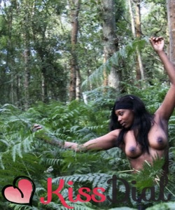 Une jolie femme noire très sensuelle vous propose un petit tour coquin dans les bois