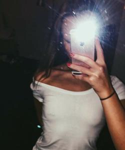 Une jeune femme de 26 ans s’inscrit ici pour essayer de trouver une jeune femme désireuse de passer un moment intense entre femmes